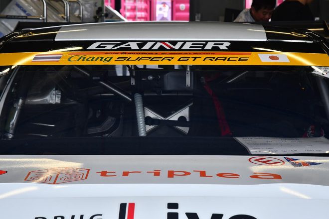 今季、フロントウインドウのバイザーステッカー部には『Chang SUPER GT RACE』とタイと日本の国旗が入る。