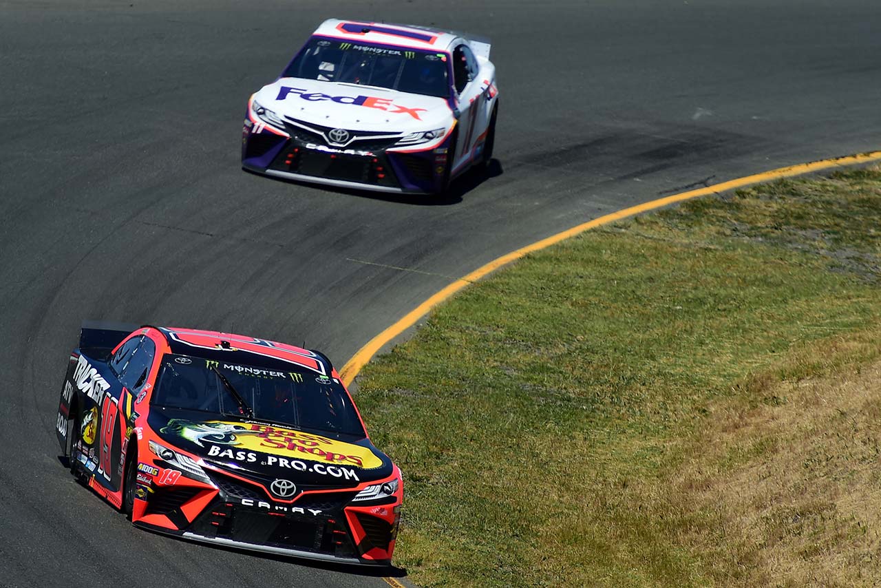 マーティン・トゥルーエクスJr.（トヨタ・カムリ／写真下）