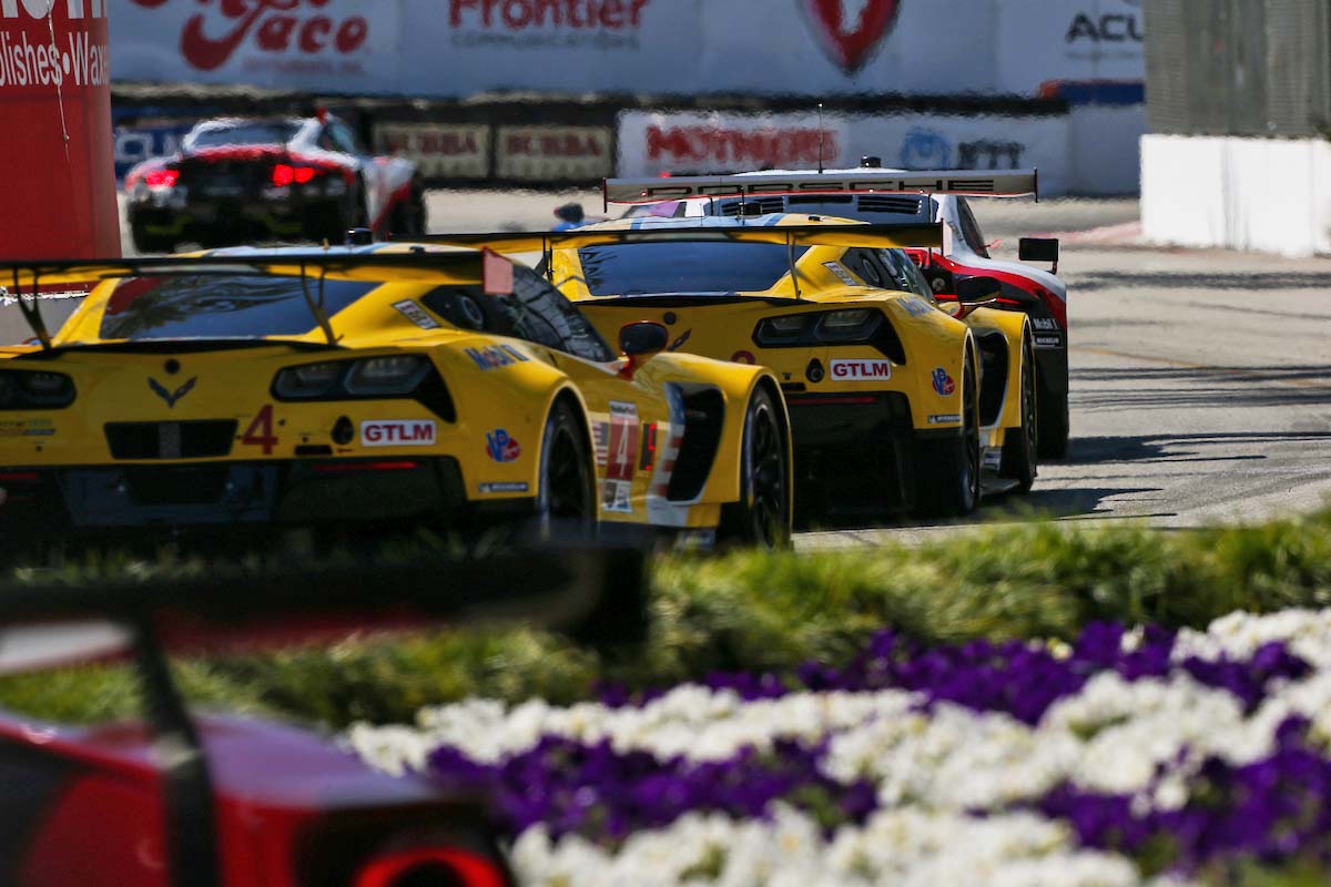 コルベット・レーシングのシボレー・コルベットC7.R。後ろの4号車がスペアシャシーに切り替えられる