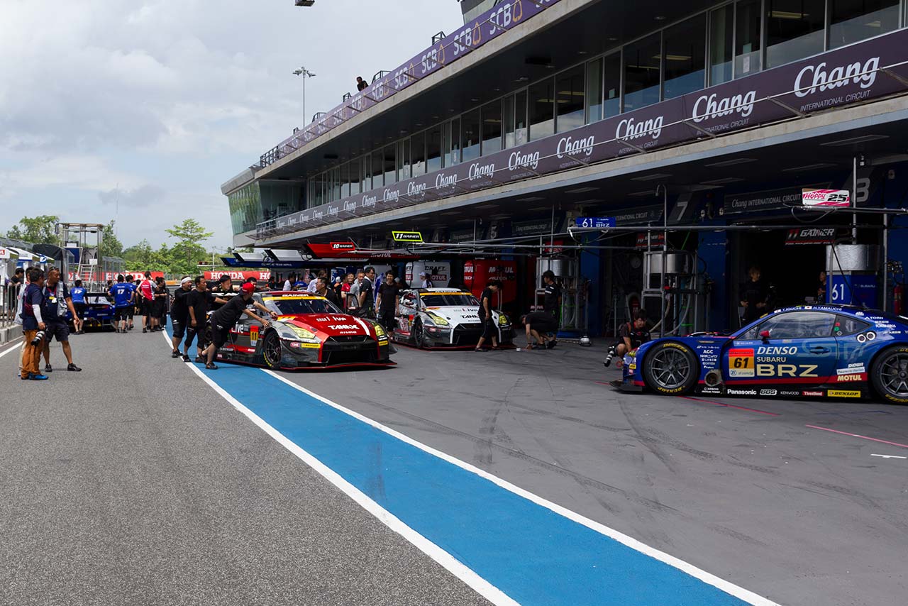 事前車検に臨むGTマシンたち