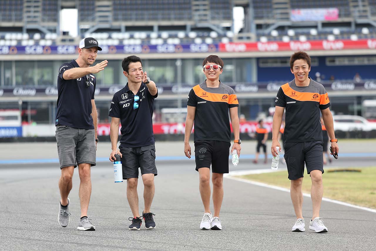 コースを歩いて下見するジェンソン・バトンと山本尚貴、野尻智紀と伊沢拓也