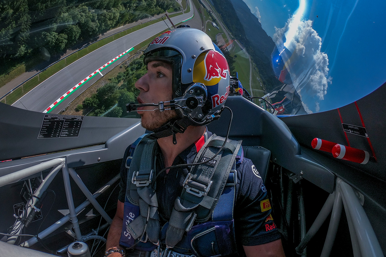 【ギャラリー】ガスリー、エアレース王者のフライトでレッドブル・リンク上空をフライト。時速400kmの世界を堪能