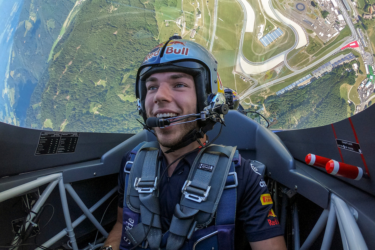 【ギャラリー】ガスリー、エアレース王者のフライトでレッドブル・リンク上空をフライト。時速400kmの世界を堪能