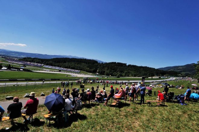 2019年F1第9戦オーストリアGP　フリー走行1回目を観戦するファンたち