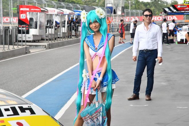 チャン・インターナショナル・サーキットには、現地の初音ミクのコスプレイヤーさんも登場