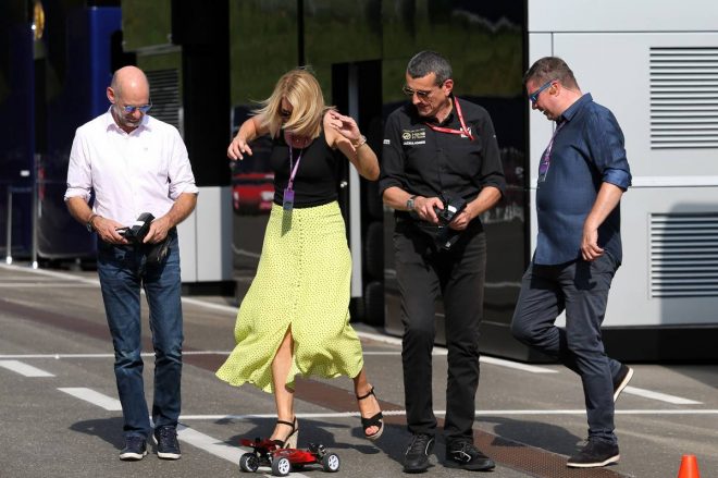 レッドブルのチーフテクニカル・オフィサーのエイドリアン・ニューウェイ。ハースF1チーム代表のギュンター・シュタイナー
