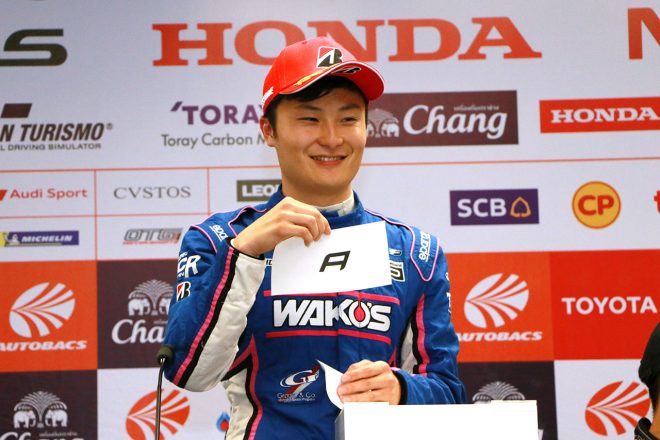レコードタイムでスーパーGT初ポールを獲得した山下健太。タイヤ抽選ではAを引いた