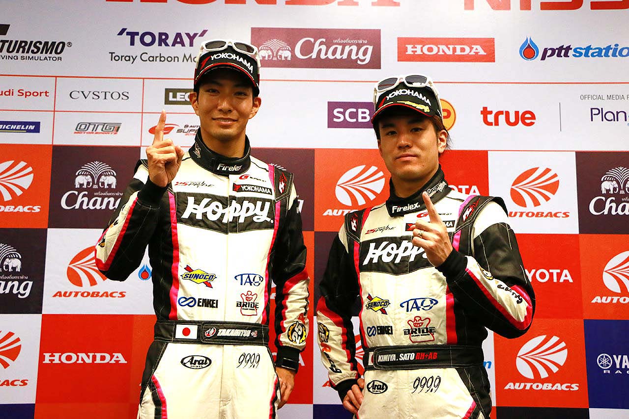 2019年のスーパーGT第4戦タイ、GT300のポールポジションを獲得したHOPPY 86 MCの松井孝允（左）と佐藤公威（右）