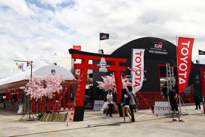 グランドスタンド裏には『チャン・タイ・ジャパニーズ・ストリート・フェスティバル』ブースが出現