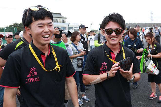 ピットウォーク中、自身のYouTubeチャンネル用動画を撮影していた長尾健吾（NCXXRACING＆善光会 TEAMけんけん）と長尾健史（TEAMけんけん with BEE）