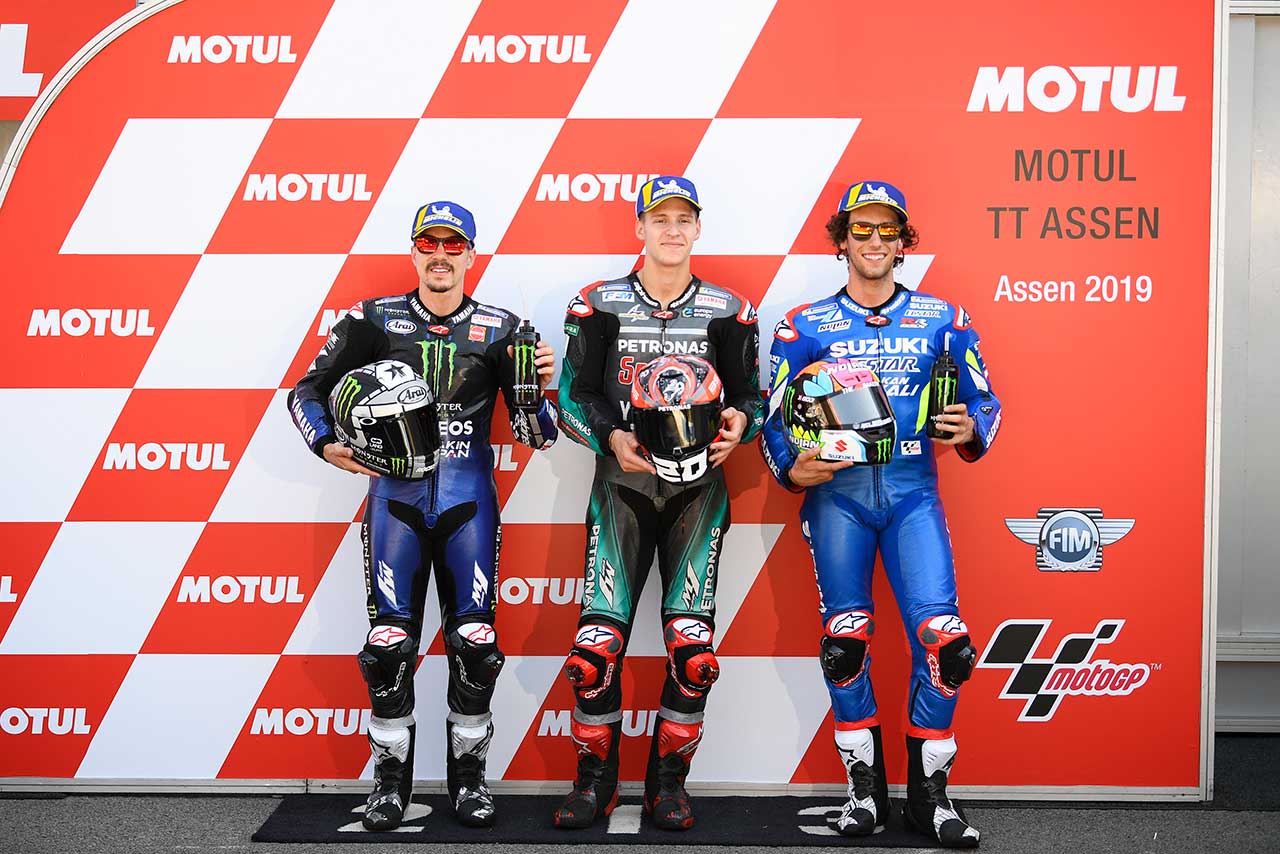 オランダGP予選でポールポジションを獲得したクアルタラロと2番手のビニャーレス、3番手のリンス