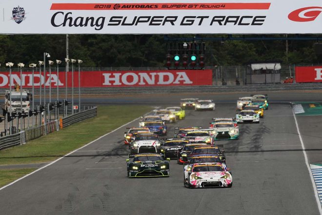 2019年スーパーGT第4戦タイ GT300決勝スタートの場面