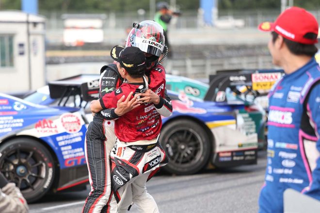 チェッカー後、マシンを降りた石川京侍を抱き上げた星野一樹