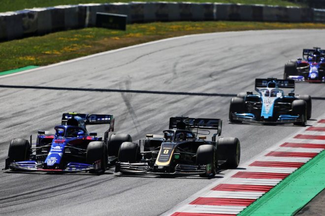 2019年F1第9戦オーストリアGP決勝　アレクサンダー・アルボンとロマン・グロージャンのバトル