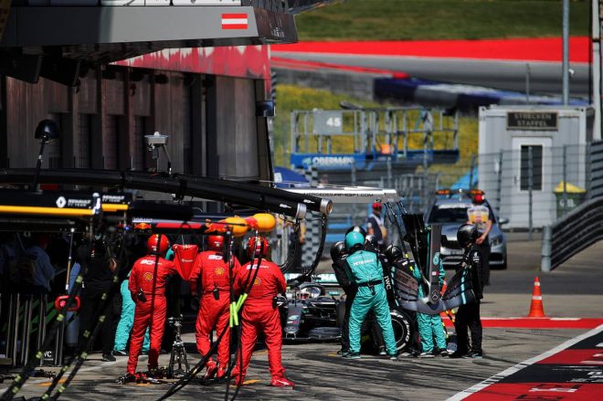 2019年F1第9戦オーストリアGP決勝　フロントウイングを交換するルイス・ハミルトン（メルセデス）