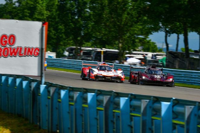 サイド・バイ・サイドで争う6号車アキュラARX-05と55号車マツダRT24-P