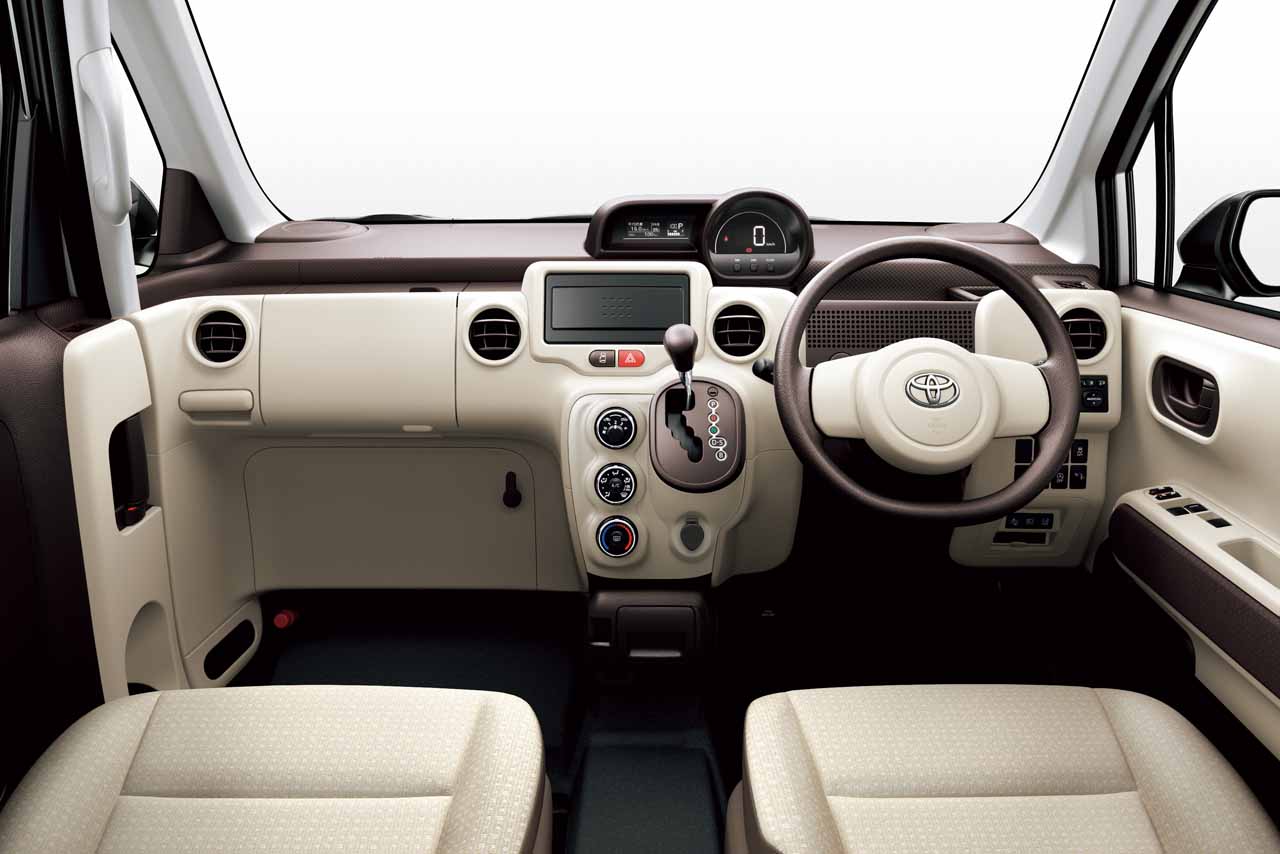 トヨタ・ポルテ F“Raffine”／クリームベージュ インテリア