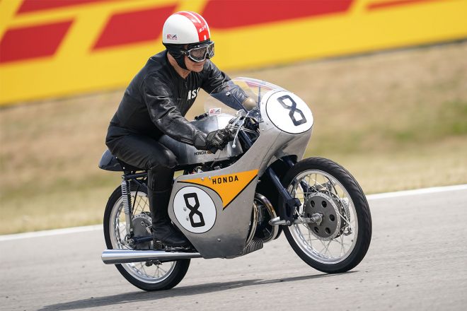 ホンダRC142を走らせる高橋国光