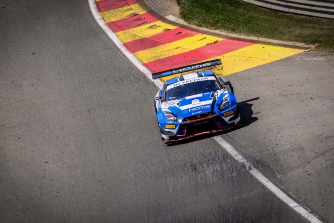 オー・ルージュを走行するKCMGのニッサンGT-RニスモGT3