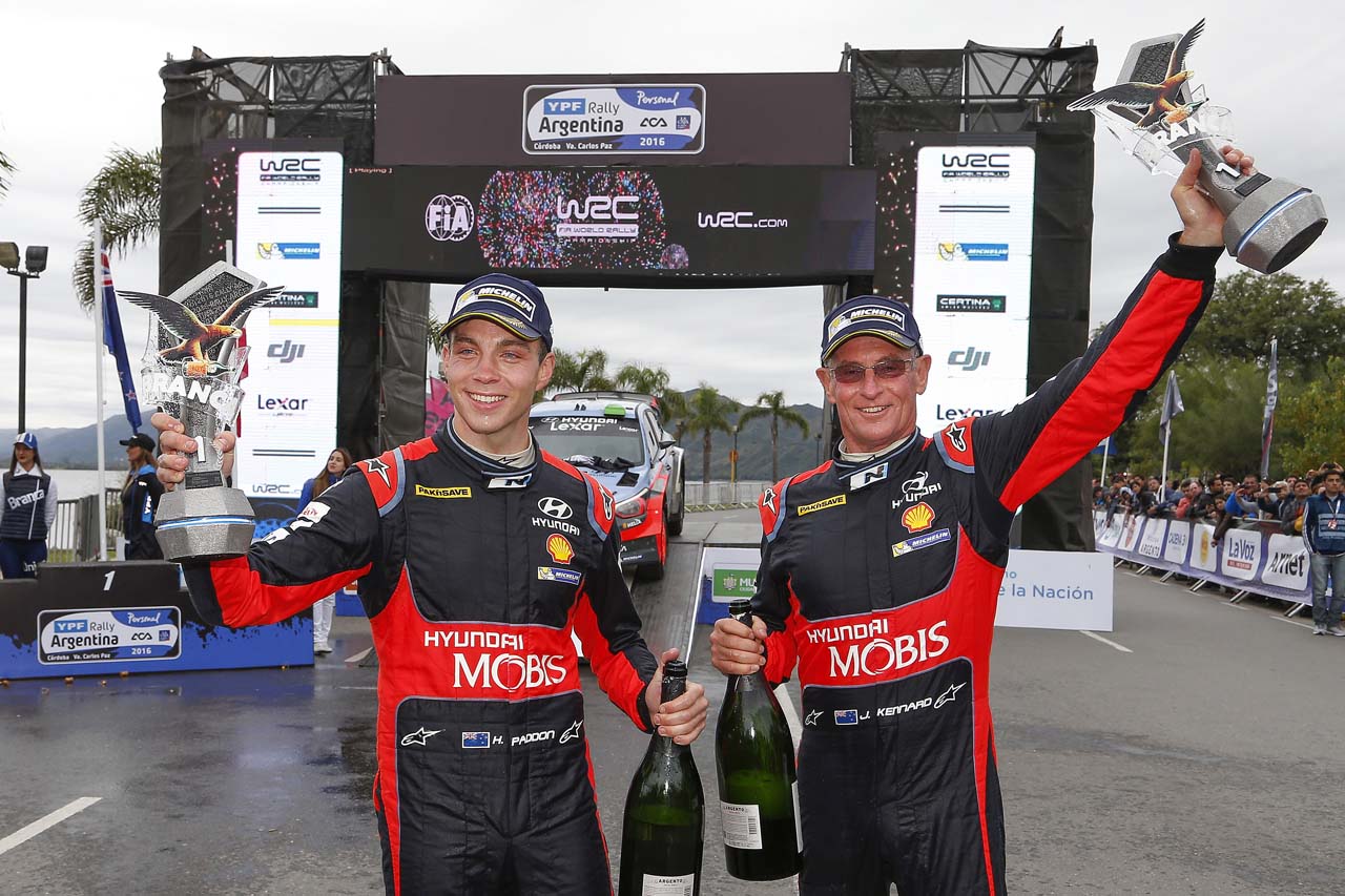 2016年WRC第4戦アルゼンチンで自身初優勝を飾ったヘイデン・パッドン（左）。隣はコドライバーのジョン・ケナード（右）
