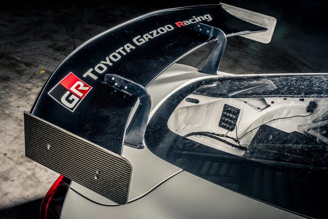 GRスープラGT4のリヤウイング。スワンネックを採用。
