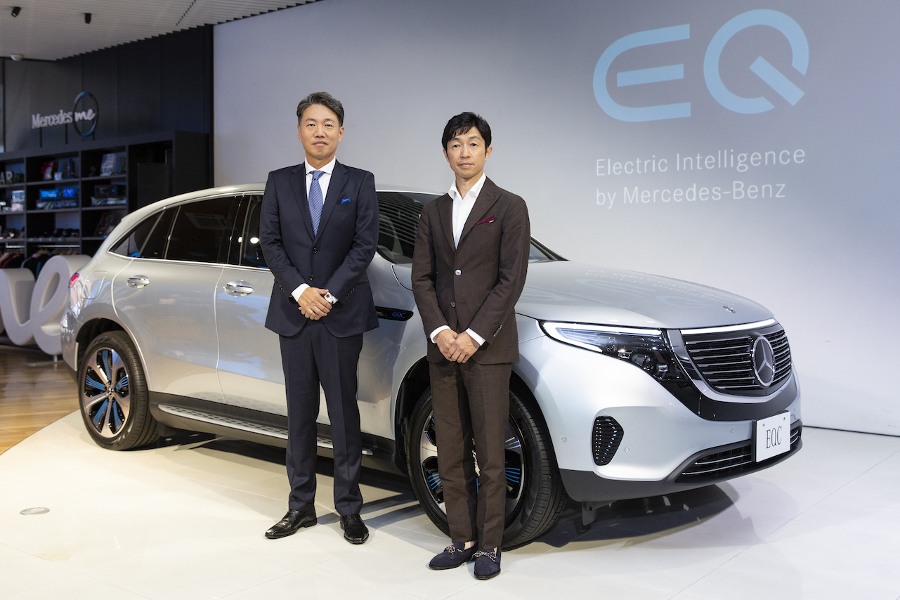 『EQC』の発表会に登壇したメルセデス・ベンツ日本の上野金太郎社長と、ブランドアンバサダーに就任した武豊さん。