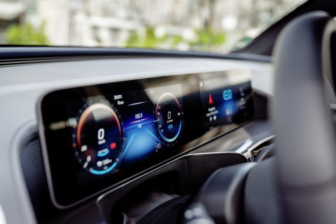 一枚のガラス一枚のガラスカバーで融合した、ふたつの10.25インチディスプレイは空中に浮かぶように配置されている。カバーで融合した、ふたつの10.25インチディスプレイは空間に浮かび上がるように配置されている。