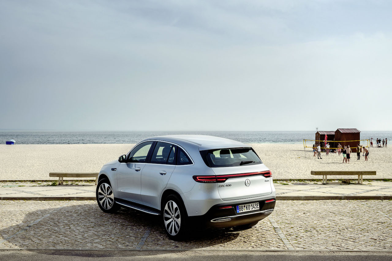 メルセデス初の量産型電気自動車『EQC』。リヤのテールランプは左右一体型。