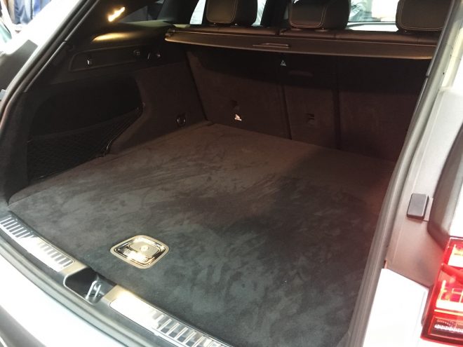 ラゲッジルームも容量たっぷり。GLCと比べると多少狭くなっている