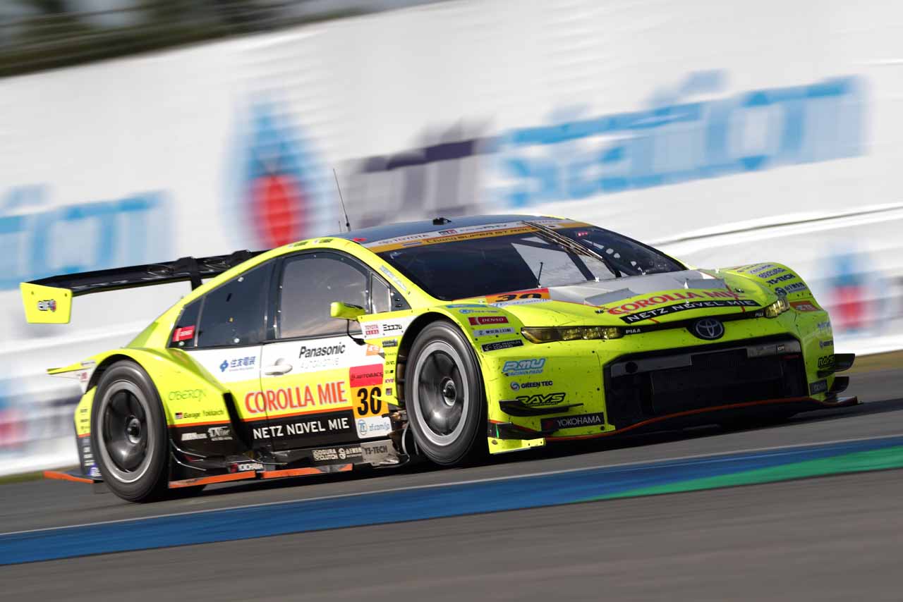 ＃30 TOYOTA GR SPORT PRIUS PHV apr GT（永井宏明／織戸学）