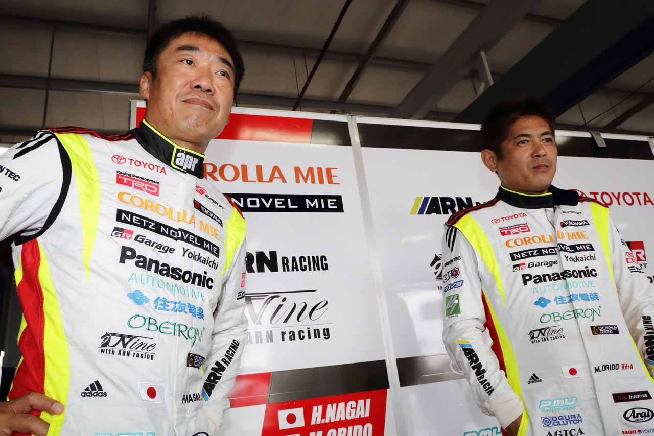 永井宏明（左）、織戸学（右）