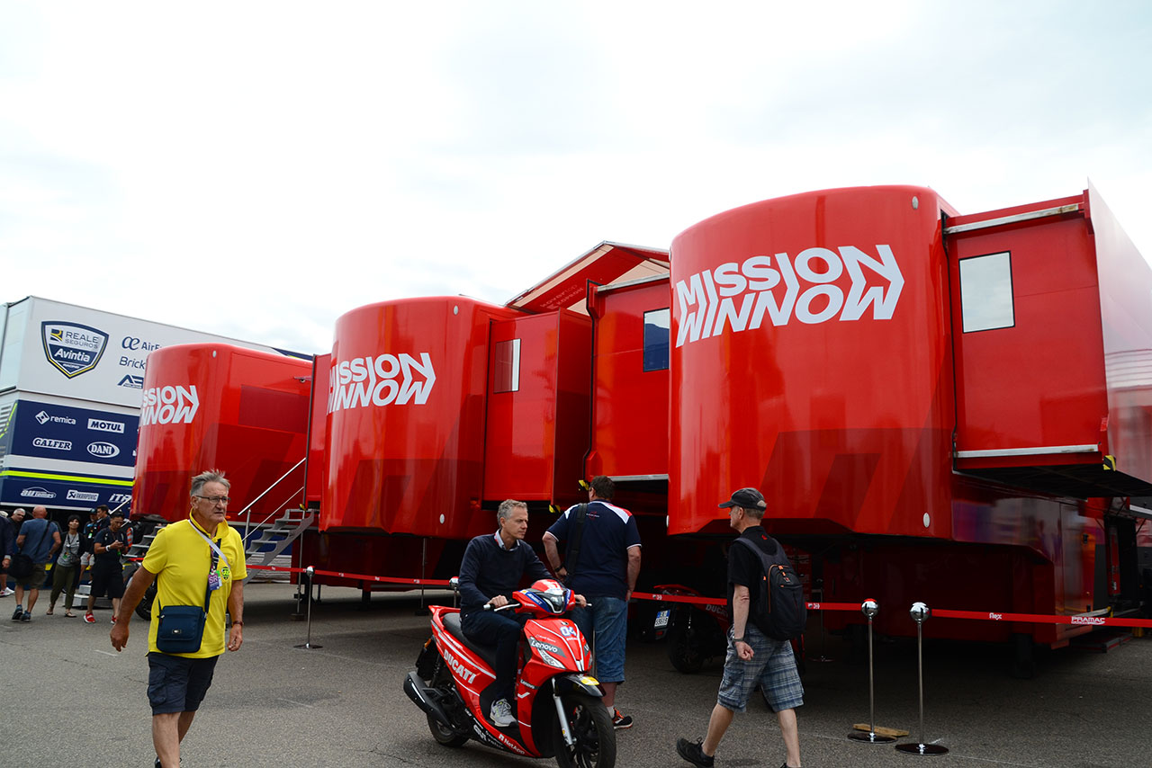 こちらはドゥカティ・チーム。3台のトラックが連なっている