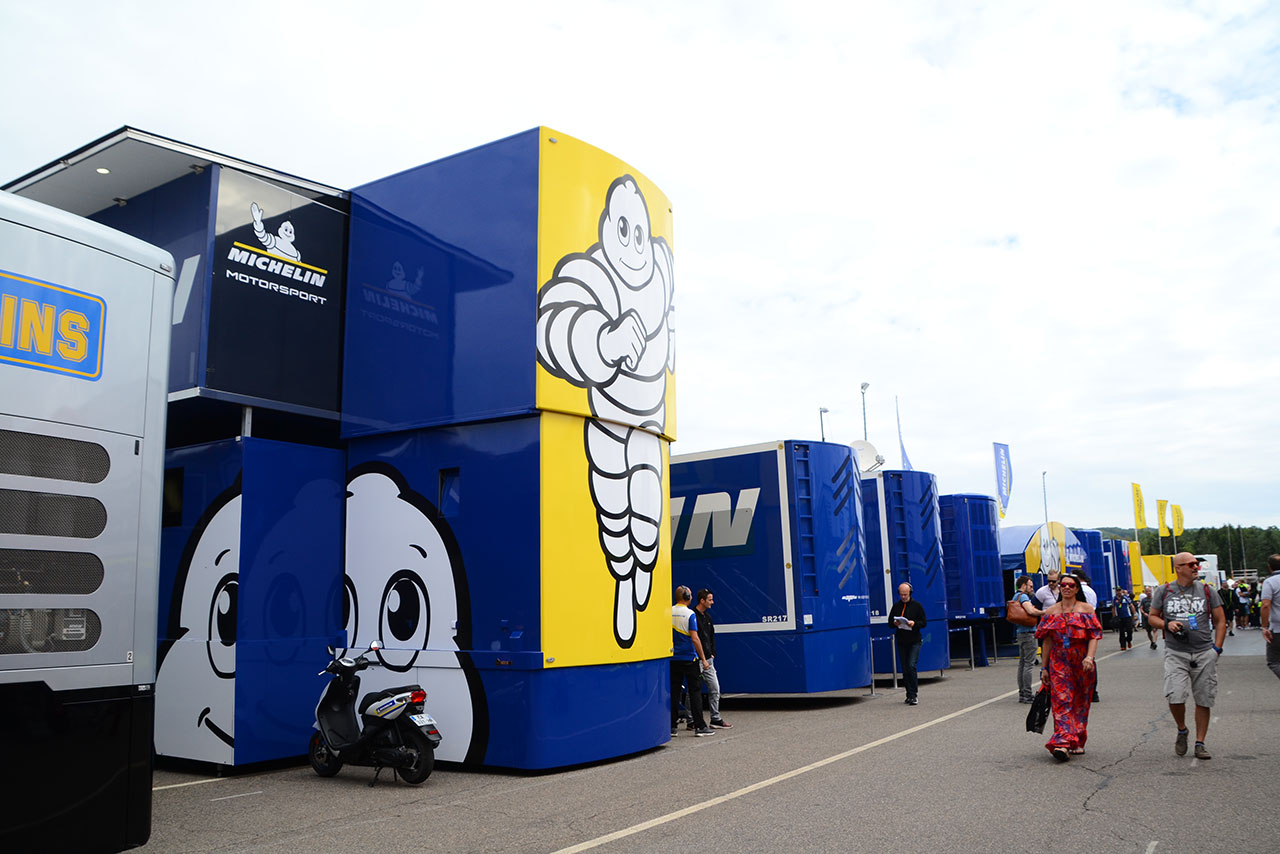 ミシュランのトラックはビバンダムくんが大きくデザインされている