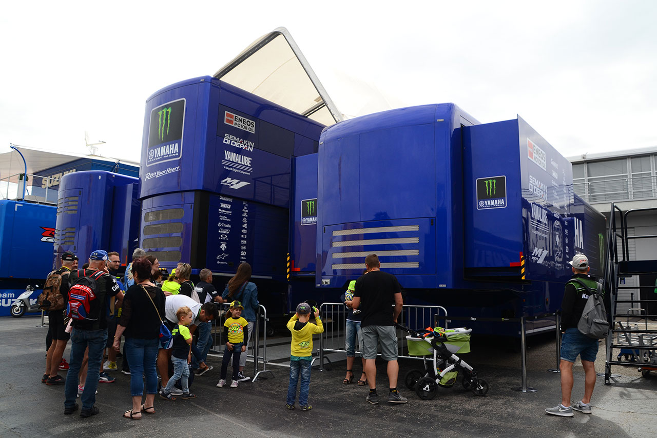 こちらはヤマハのチームトラック。まるでビルのよう。人だかりはロッシの出待ち