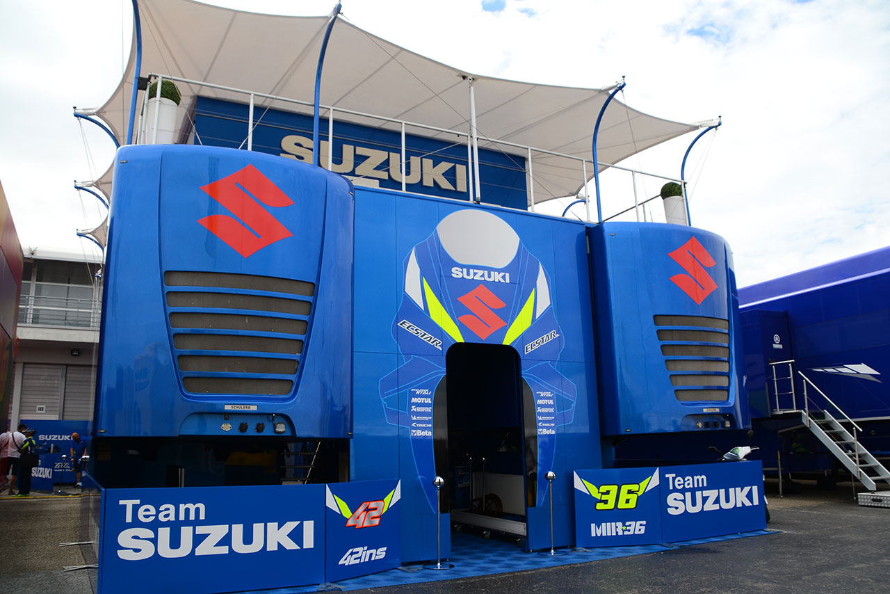 スズキのチームトラック。入り口のデザインに遊び心あり