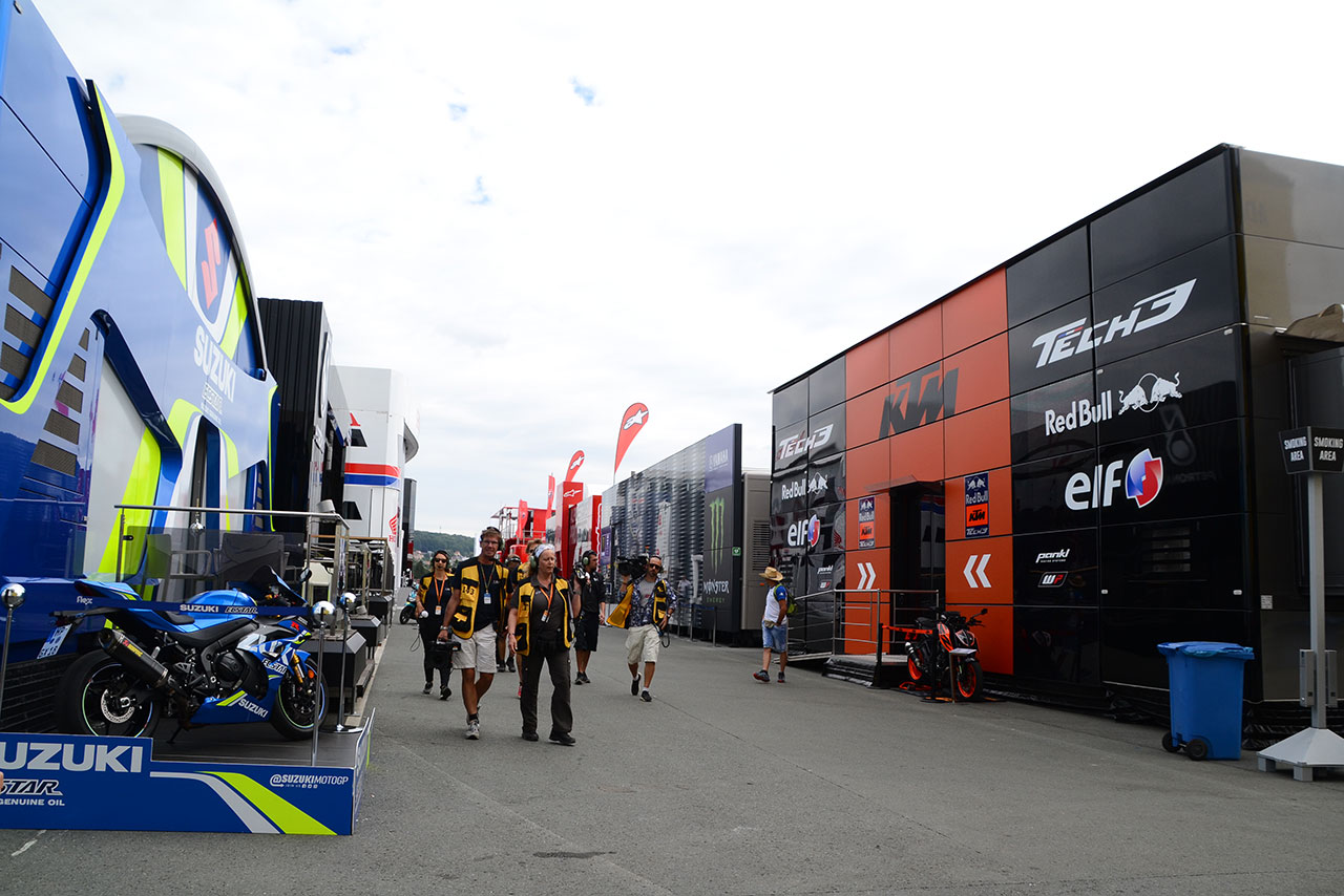 ホスピタリティが対面になって並ぶ