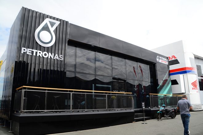 ペトロナスのホスピタリティは、シースルー。ガラス張りなので中が透けて見える