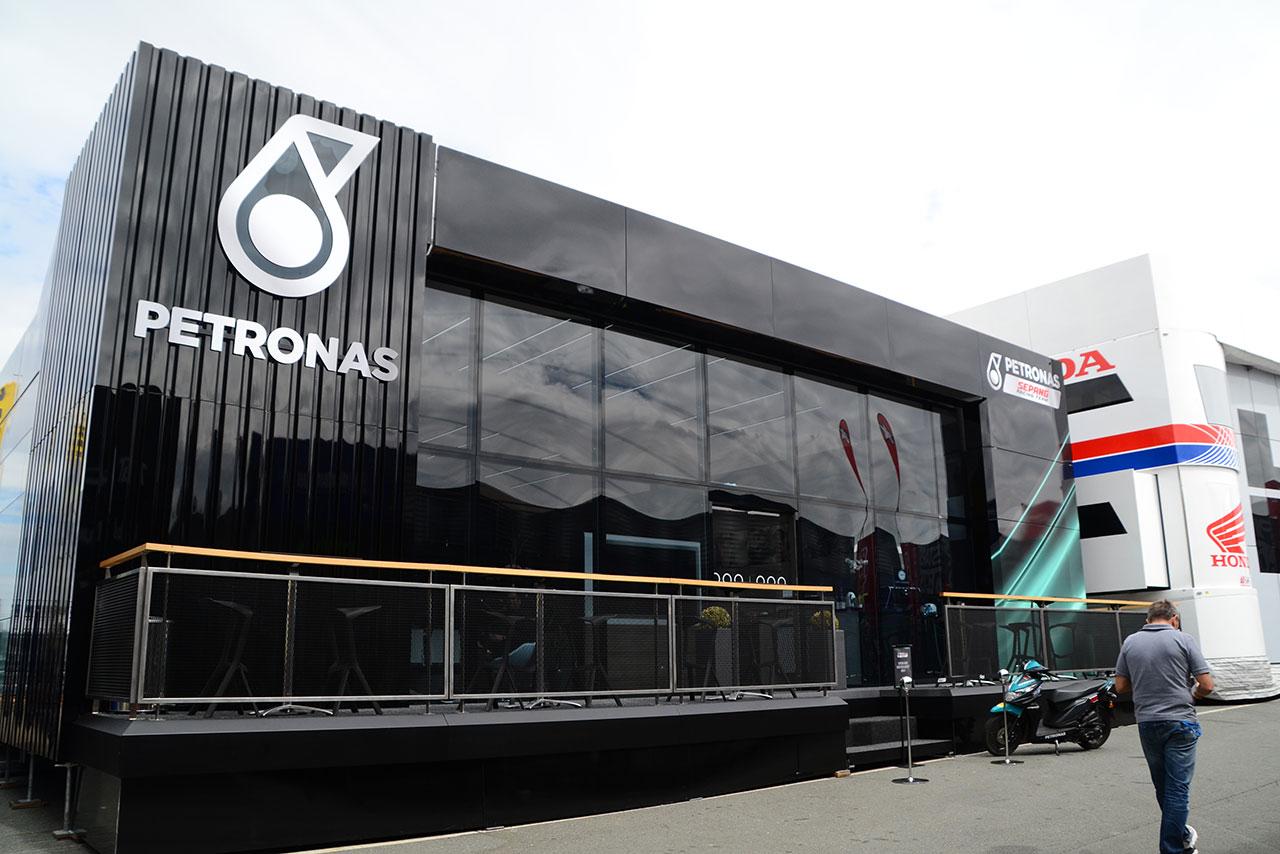 ペトロナスのホスピタリティは、シースルー。ガラス張りなので中が透けて見える