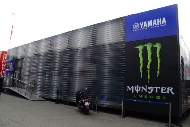 こちらはモンスターエナジー・ヤマハMotoGP。中はかなりの広さ