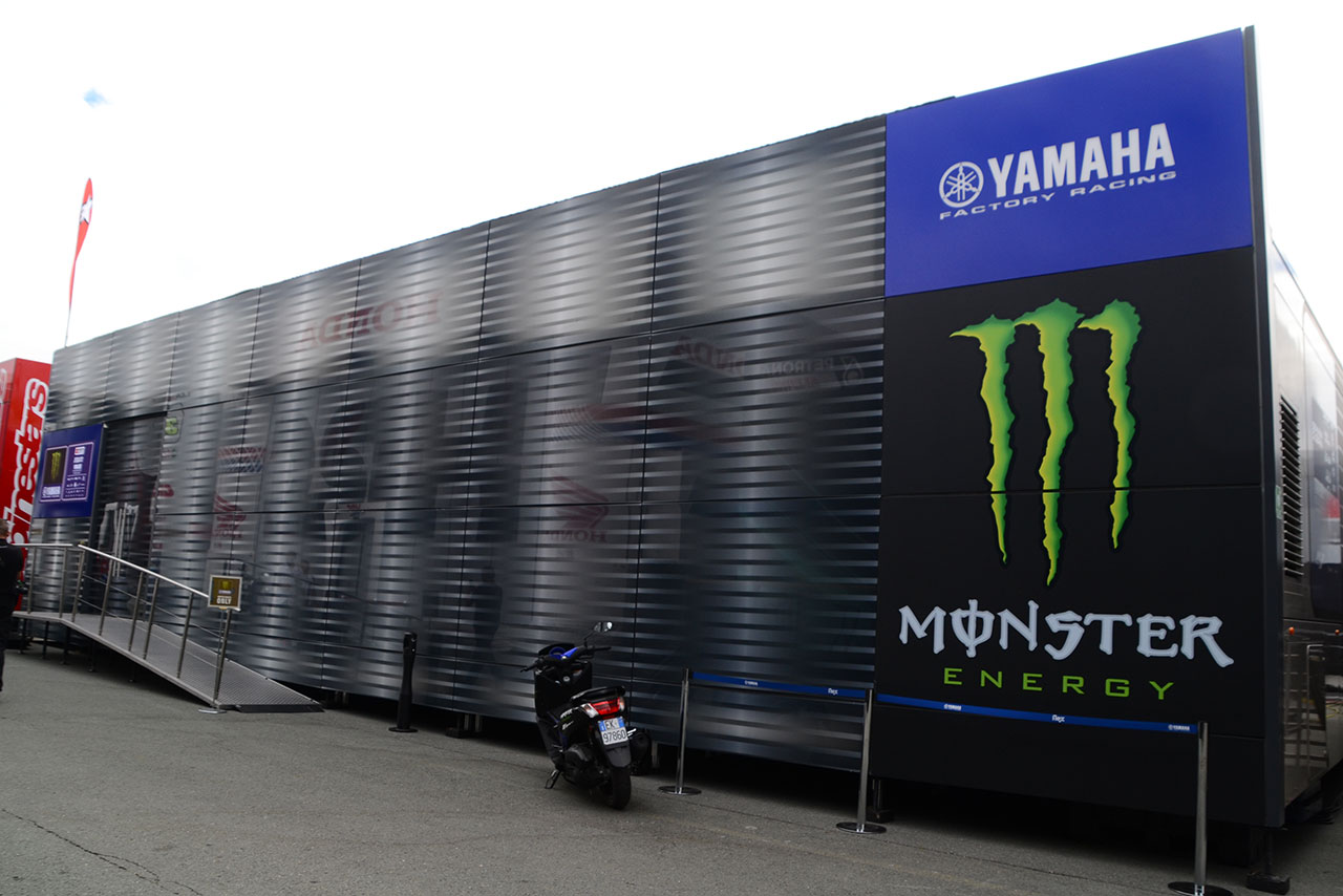 こちらはモンスターエナジー・ヤマハMotoGP。中はかなりの広さ