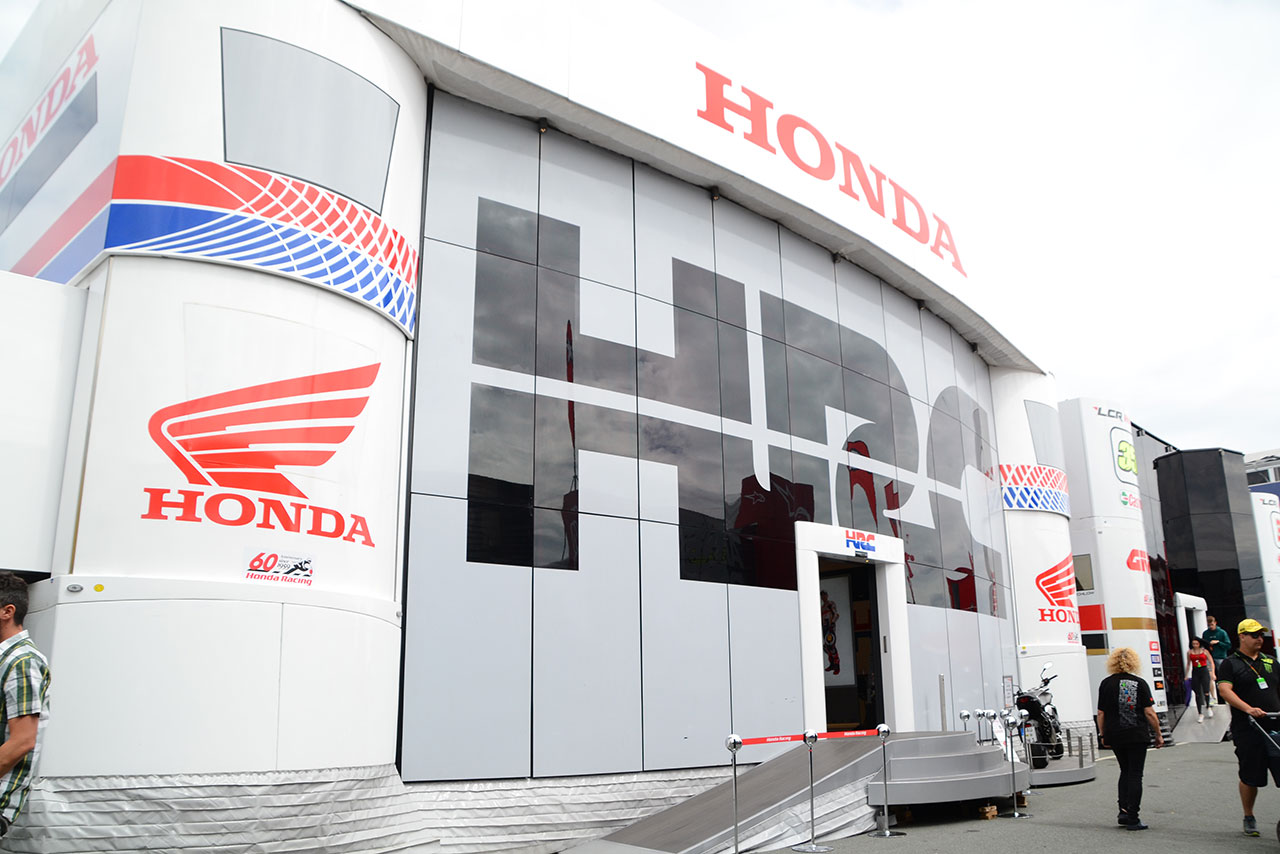 ホンダのホスピタリティは正面に大きく『HRC』の文字が