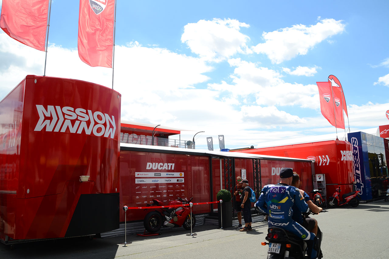 こちらはドゥカティのホスピタリティで、ゲスト用。チームクルー用は隣のホスピタリティ