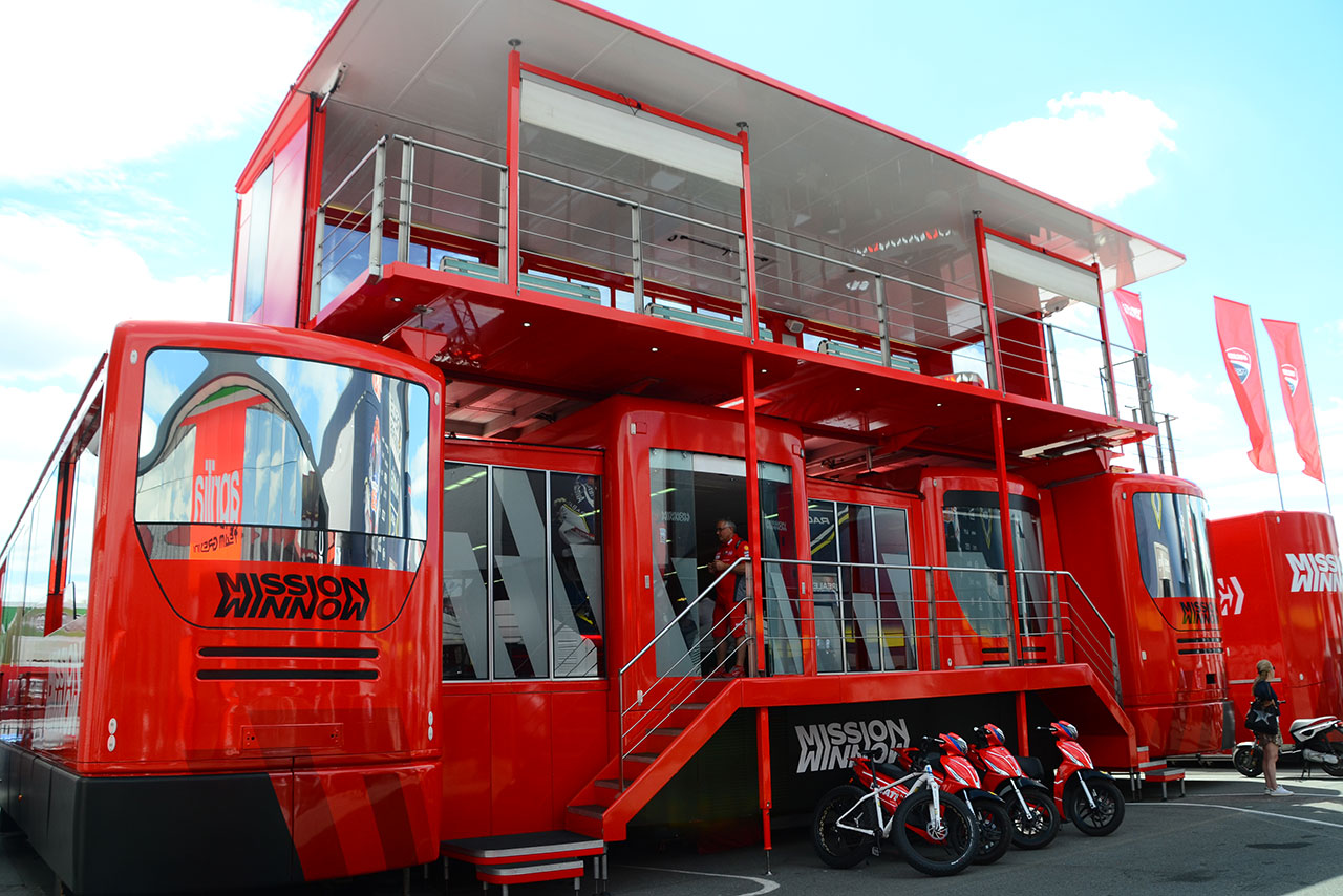 こちらがドゥカティのチームクルー用ホスピタリティ