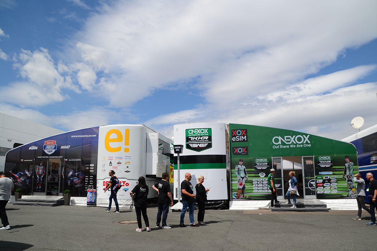 右は長島哲太が所属するSAG Teamのホスピタリティ。このサイズでも十分大きい