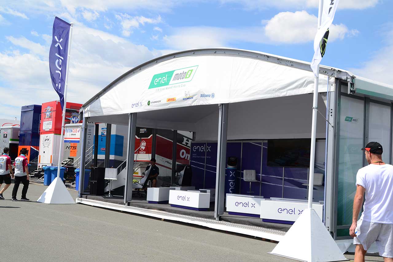 E-パドックにはステージが隣接しており、各種トークショーが行われた