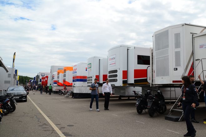 ザクセンリンクにずらりと並ぶチームトラック