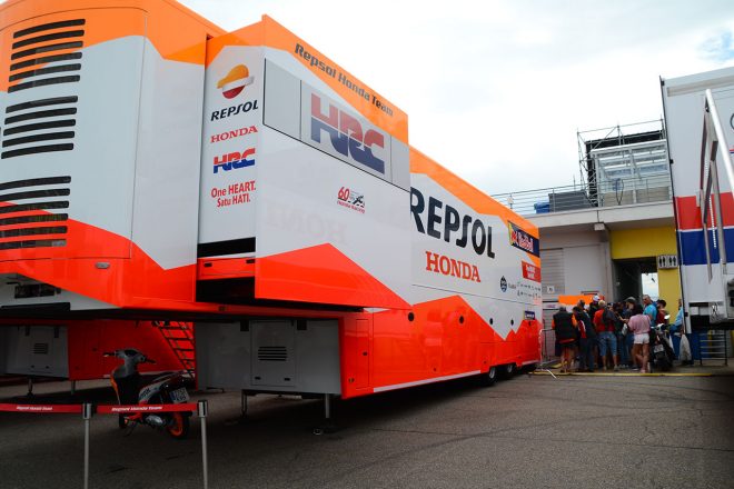 レプソル・ホンダのチームトラック。奥に見えるのは、マルケスの出待ちと思わしきファン