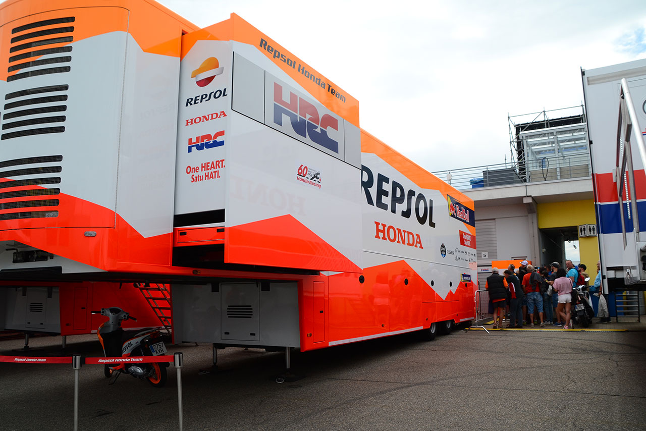 レプソル・ホンダのチームトラック。奥に見えるのは、マルケスの出待ちと思わしきファン