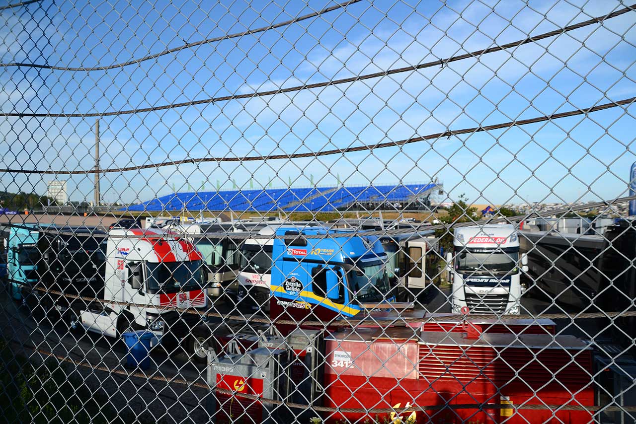 トラックの運転席部分だけが駐車するエリア。妙な迫力がある