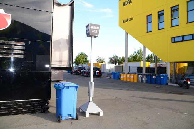 所々に配置されていた喫煙所。ドイツ人は喫煙率が高いように感じる。そのためか、人が通る場所に堂々と喫煙所が